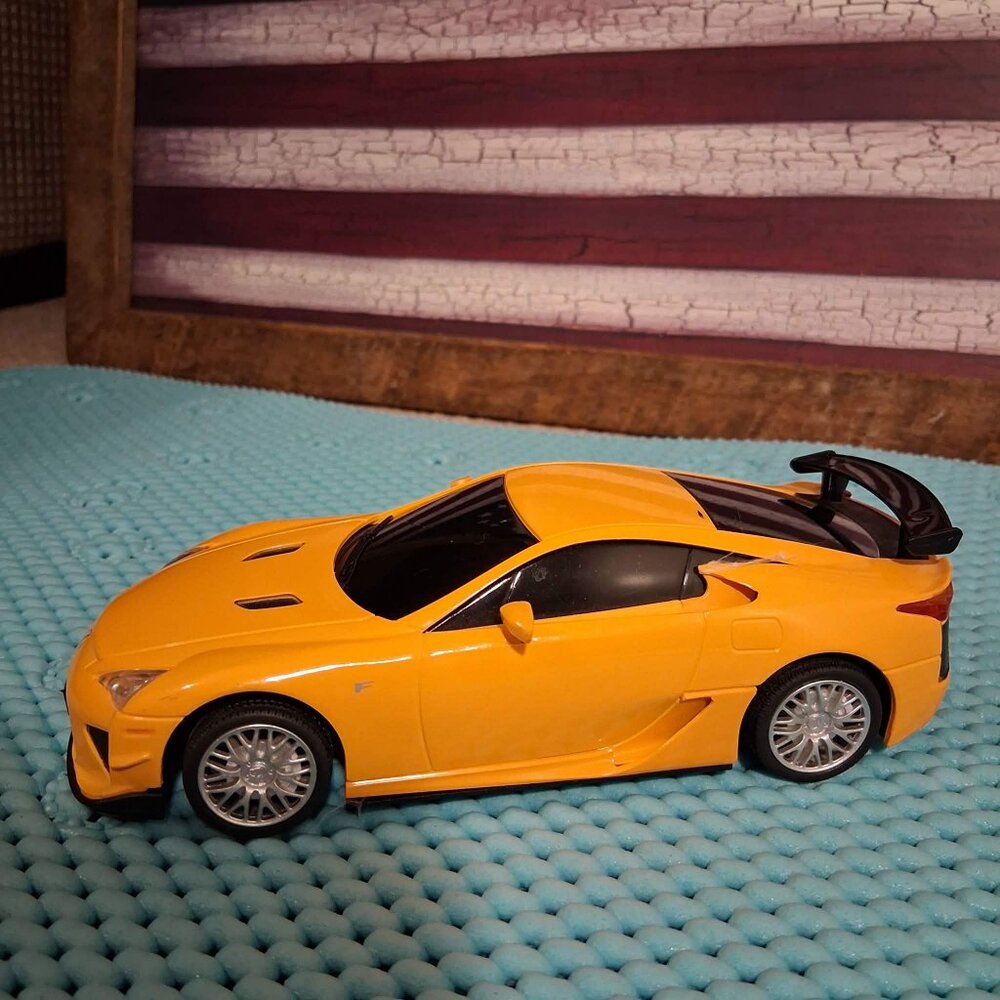 LEXUS SCALE 1:24